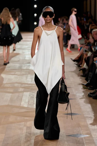Look 18